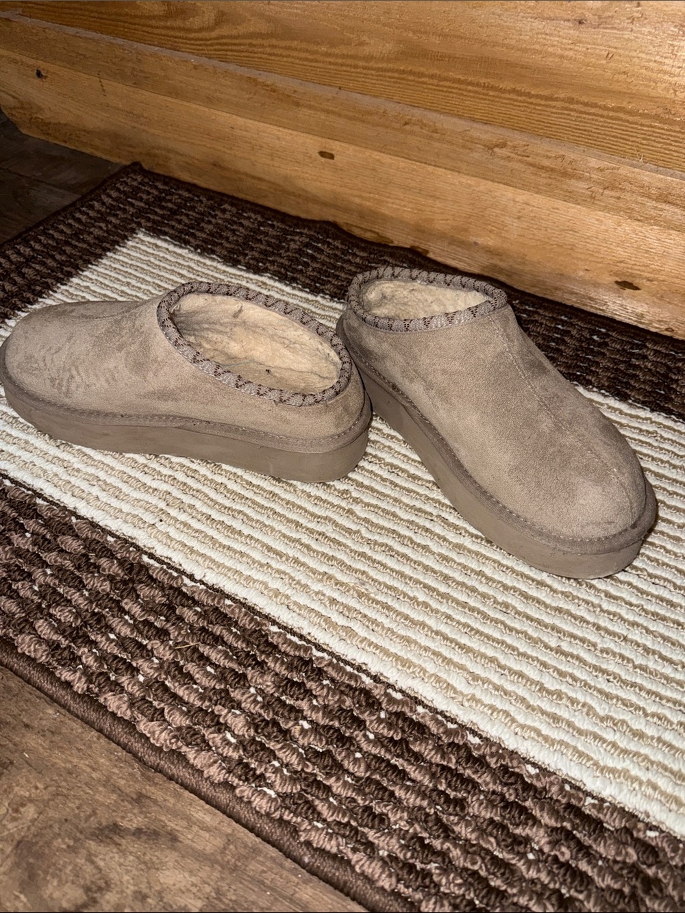 Cozy Women's Slip-On Shearling Lined Clogs - Taupe